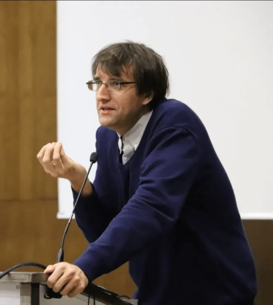 Josef Schovanec prenant la parole au microphone
