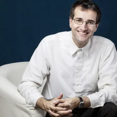 Josef Schovanec assis, souriant