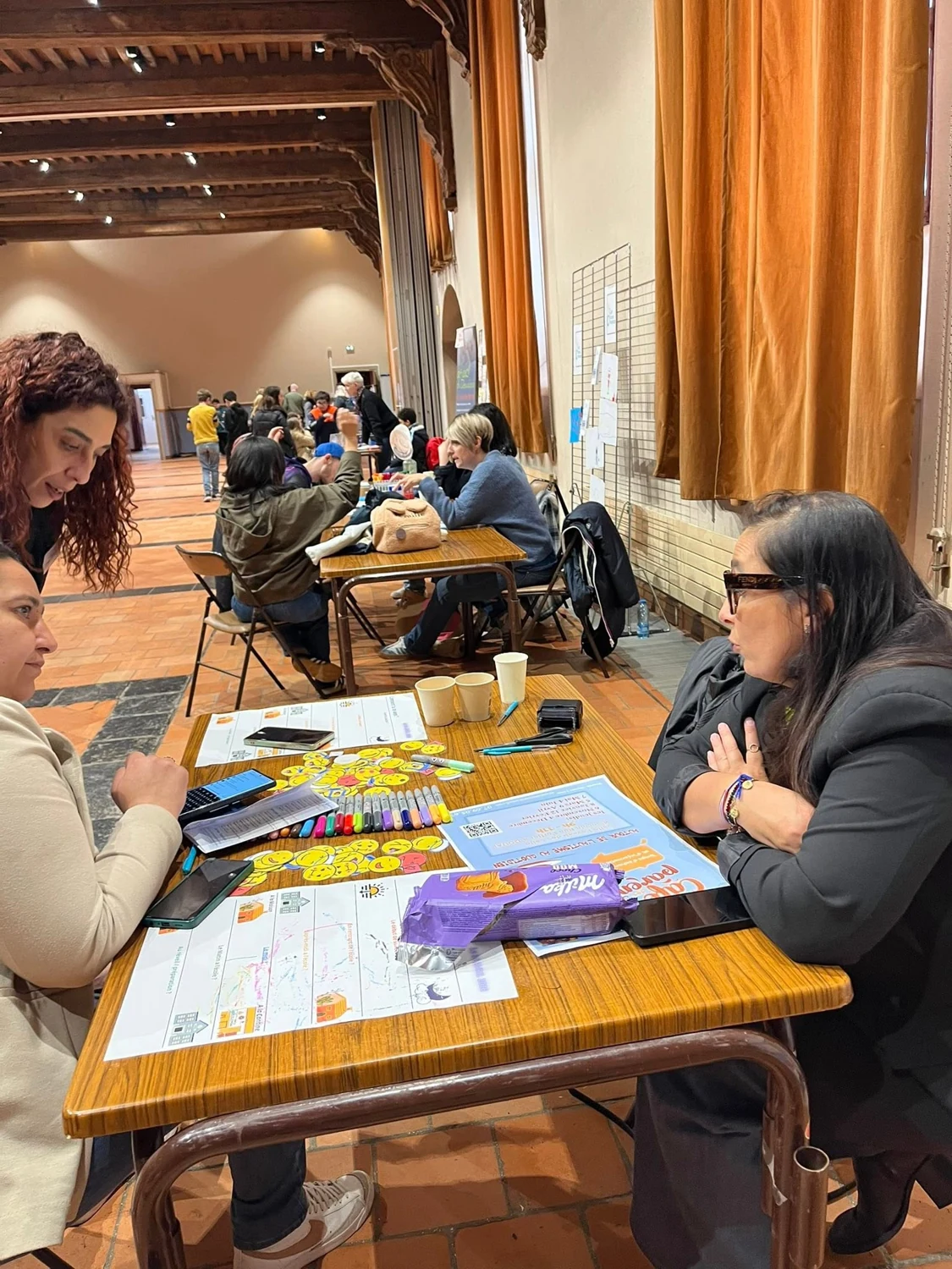 Des personnes discutent autour d’un stand au salon 2026