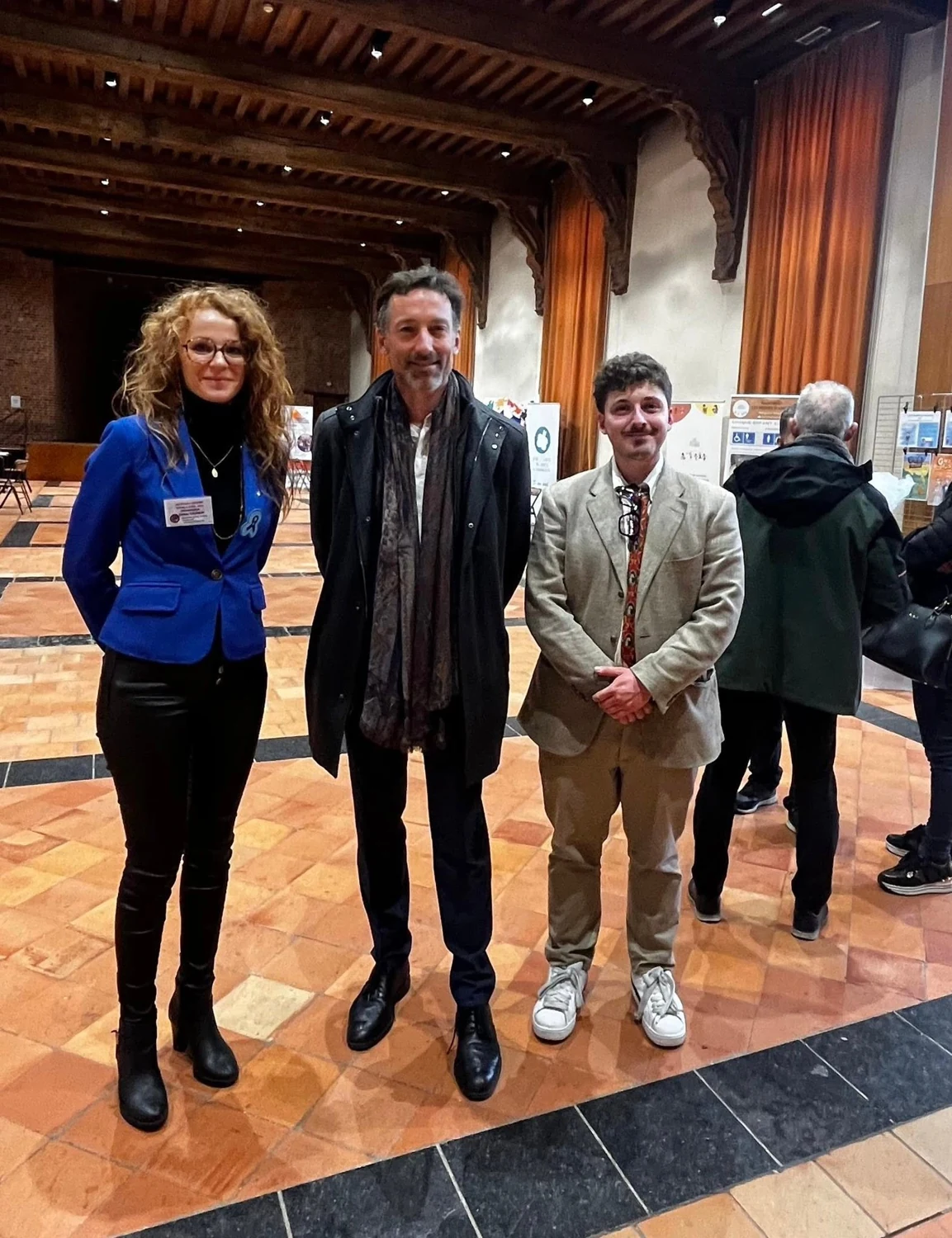 Trois personnes posent ensemble au salon 2026