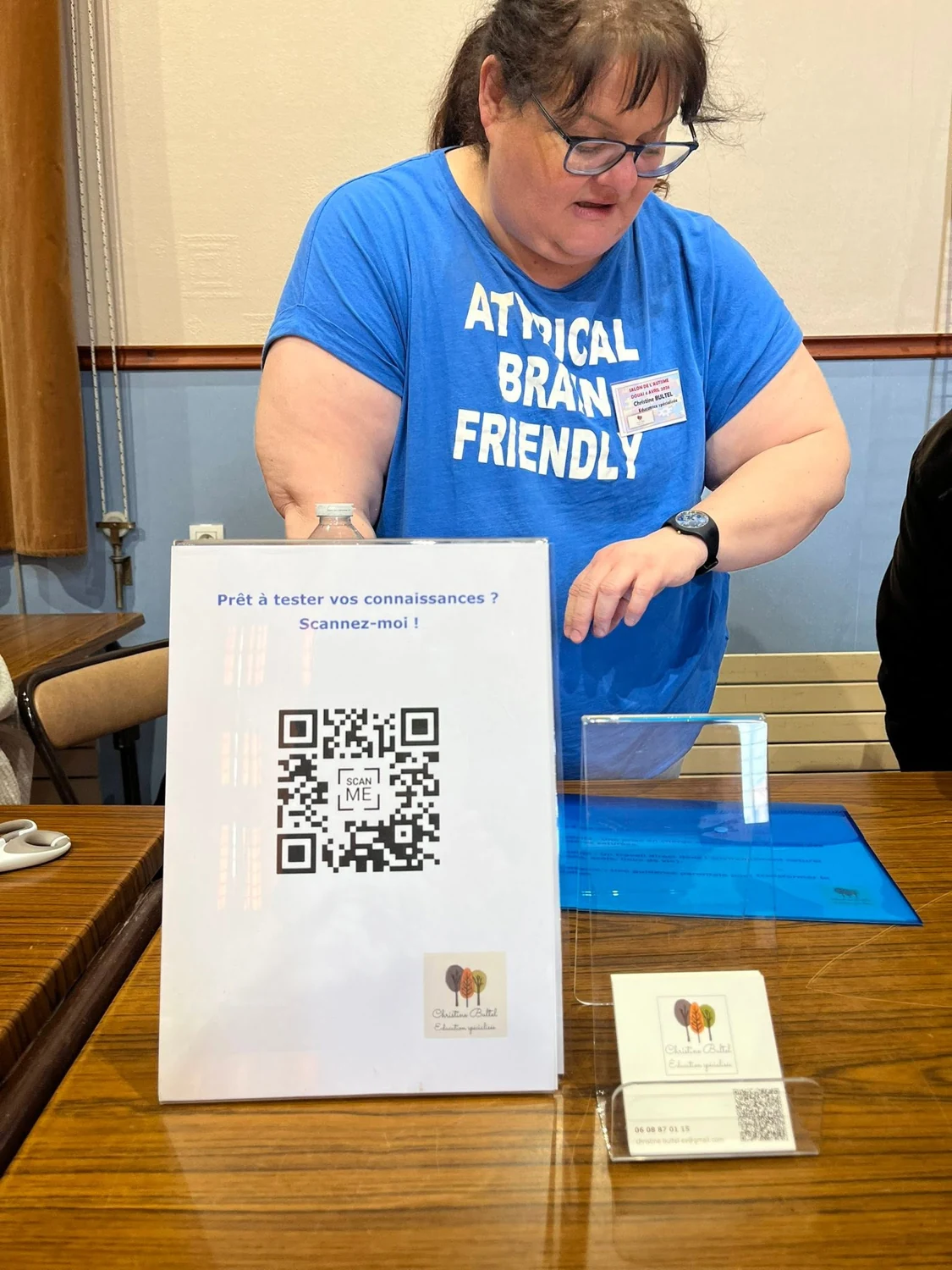 Une personne présente un quiz au salon 2026