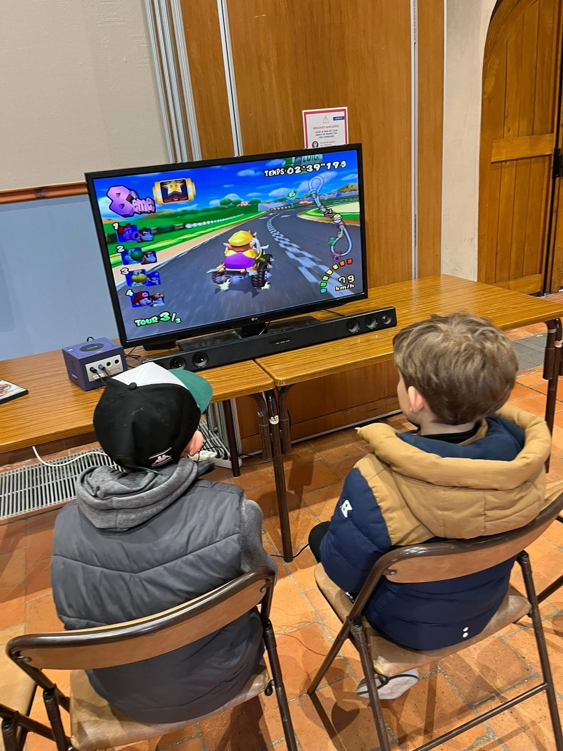 Deux personnes de dos devant un jeu vidéo au salon 2026